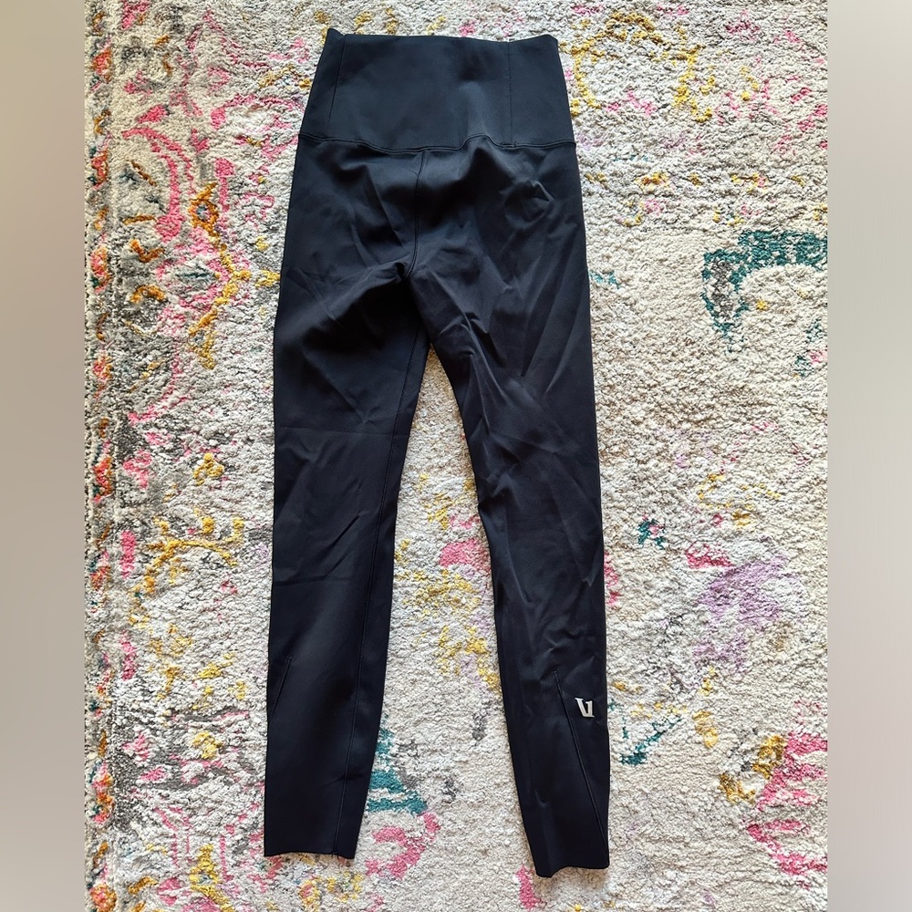 Vuori evolve legging in black